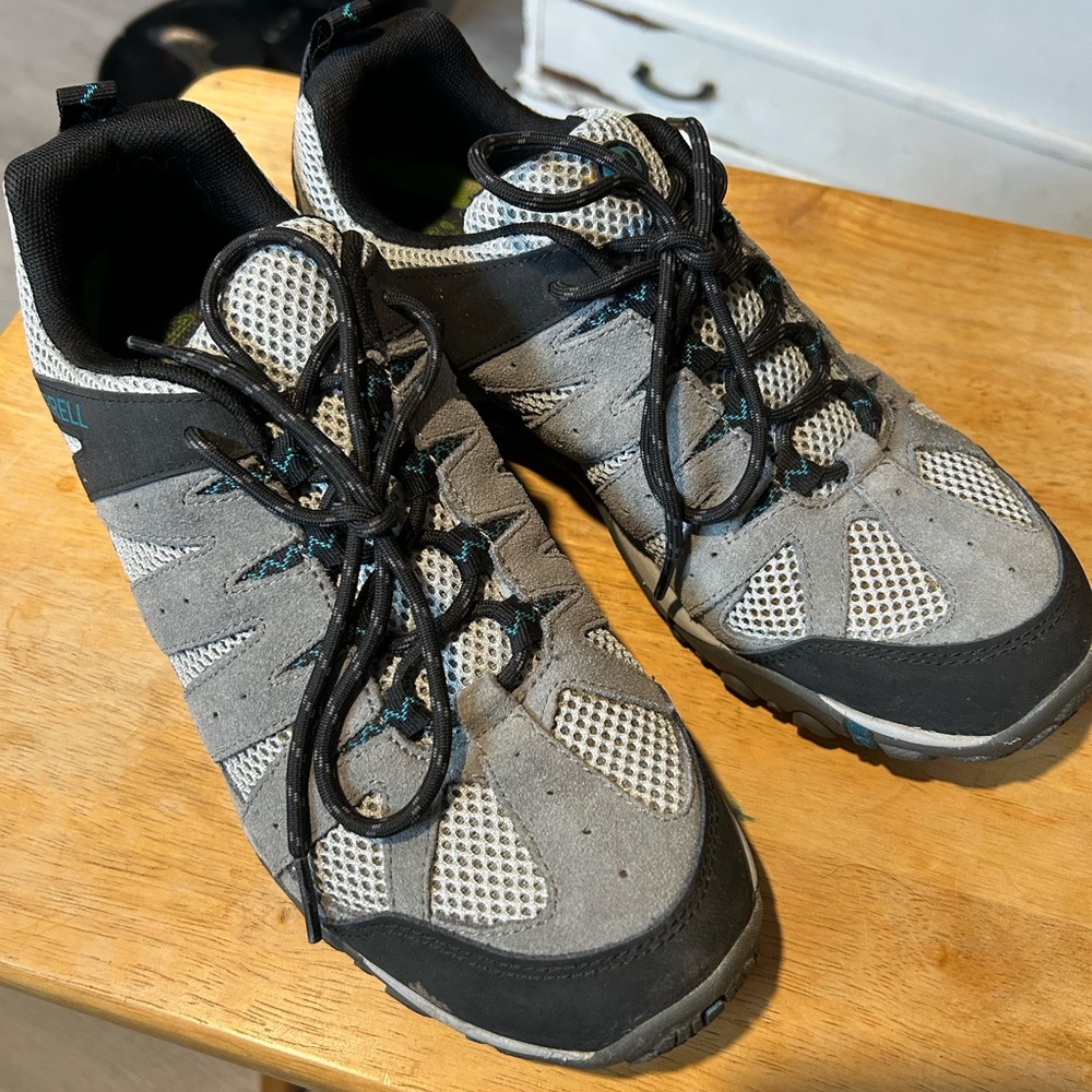 Women’s Merrell hiking shoe. Size 10
